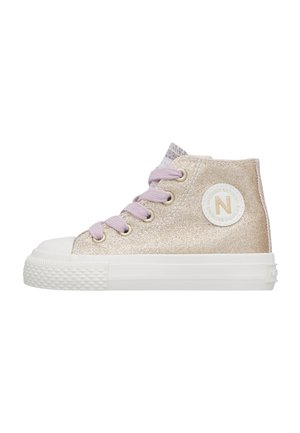 Scarpa da ginnastica alta per bambini con tessuto glitterato oro, lacci rosa, suola in gomma bianca e patch rotondo con logo sul lato.