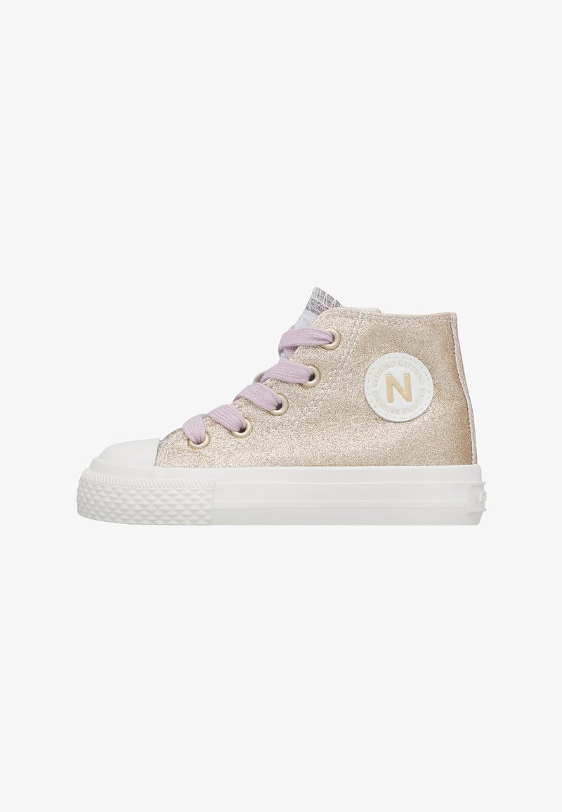 Scarpa da ginnastica alta per bambini con tessuto glitterato oro, lacci rosa, suola in gomma bianca e patch rotondo con logo sul lato.