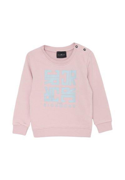 Felpa a maniche lunghe per bambino di colore rosa, con testo geometrico blu "John Richmond" sul fronte e due bottoni neri sulla spalla sinistra.