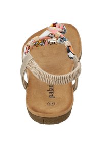 Sandal beige con cinturino intrecciato e un accento floreale colorato. Soletta in morbida suede e suola in gomma testurizzata. Dettagli in metallo color oro.