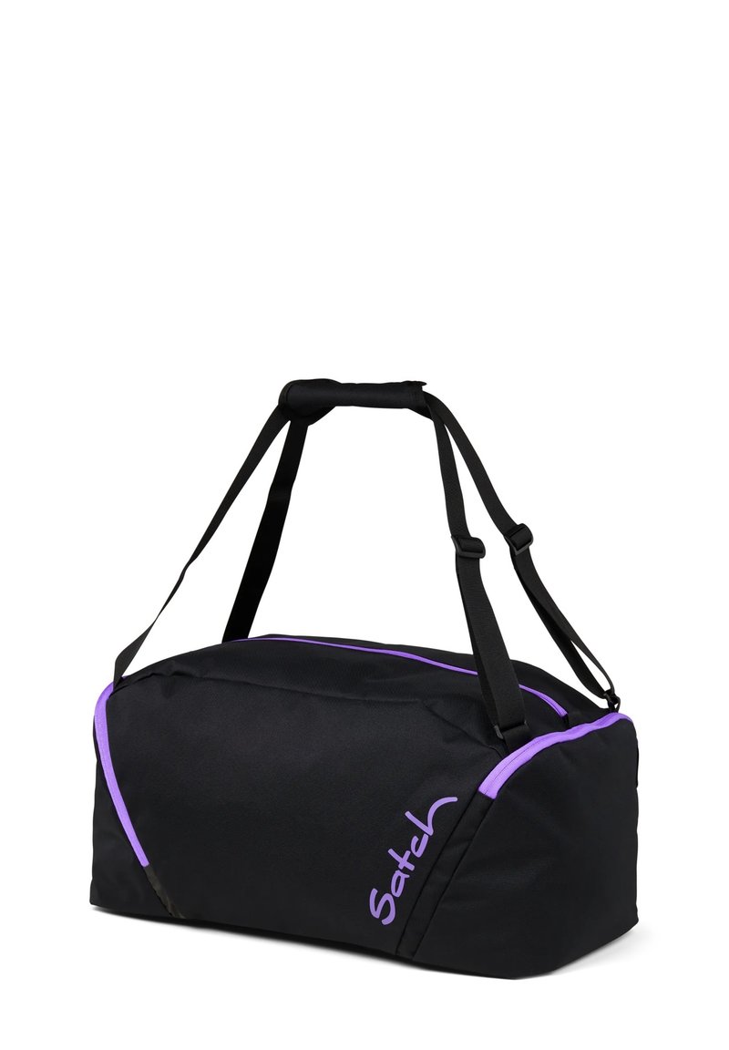Schwarze Duffle-Tasche mit lila Akzenten und Riemen, mit einer glatten Textur und einem Oberhandgriff, entworfen für Vielseitigkeit und Komfort.