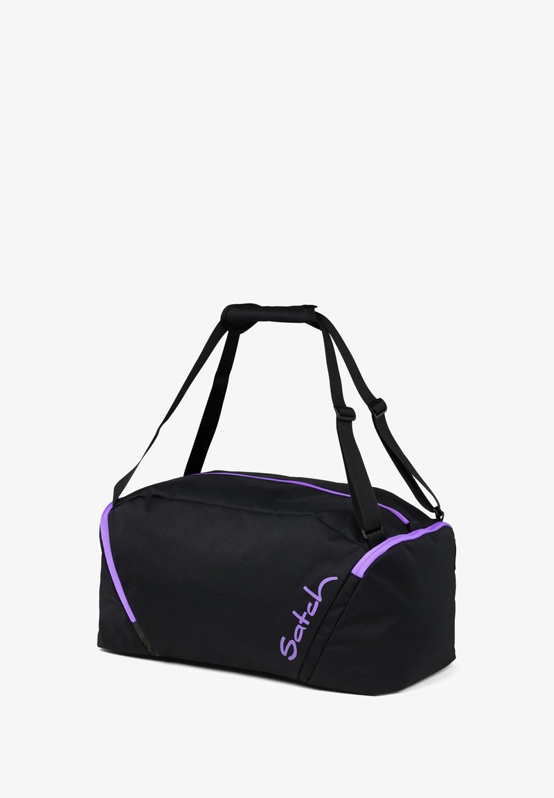 Borsa duffle nera con accenti e cinghie viola, caratterizzata da una texture liscia e una maniglia superiore, progettata per versatilità e comfort.