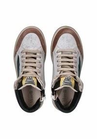 Hoge sneakers in wit, bruin en groen, met een getextureerde bovenkant, contrasterende hiel, beige veters en een gele label op de tong.