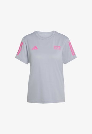 Harmaa urheilupaita, jossa on vaaleanpunaiset raidat hihoissa ja logo. Valmistettu hengittävästä materiaalista, siinä on pyöreä pääntie ja lyhyet hihat.