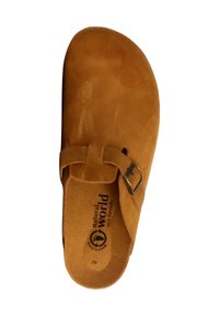 Sandale en daim marron à enfiler avec un bout rond, bouclerie métallique réglable et semelle intérieure ergonomique arborant la marque "natural world".