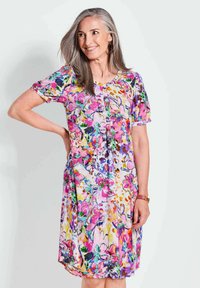 Blumenkleid mit kurzen Puffärmeln, bunten pinken, lila und grünen Mustern, weichem Stoff, rundem Ausschnitt und knielangem Design.