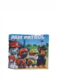 Couverture en polaire Paw Patrol avec des chiens en dessin animé de différentes couleurs : blanc, marron, orange et noir, sur un fond bleu avec du texte.