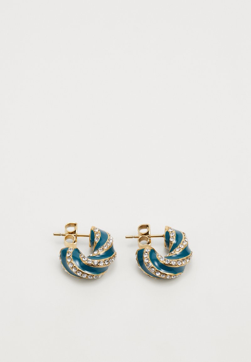 Boucles d'oreilles en métal doré présentant un design en spirale avec de l'émail turquoise et des strass clairs soulignant les courbes. Surface texturée et détaillée.