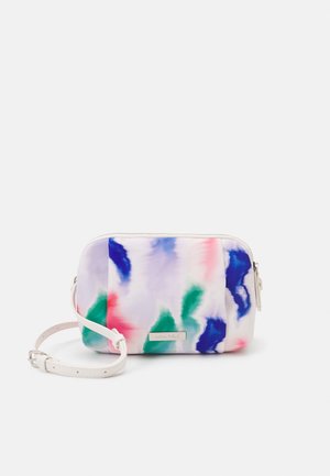 Mała prostokątna torba na ramię z białym paskiem, zamkiem błyskawicznym i abstrakcyjnym wzorem w akwareli w kolorach niebieskim, zielonym, różowym i białym.