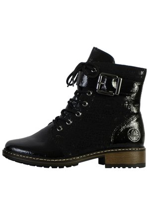 Bottines noires à finition brillante, avec des motifs texturés, un laçage sur le devant, un détail de boucle sur le côté et un solide talon bloc.