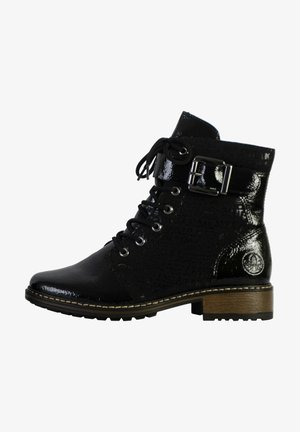 Botas negras hasta el tobillo con un acabado brillante, que presentan patrones texturizados, cordones en la parte frontal, detalle de hebilla en el costado y un robusto tacón cuadrado.