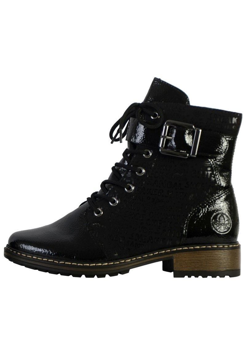 Botas negras hasta el tobillo con un acabado brillante, que presentan patrones texturizados, cordones en la parte frontal, detalle de hebilla en el costado y un robusto tacón cuadrado.