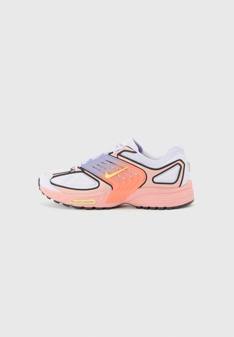 Chaussure de course Nike blanche et rose pastel avec des accents noirs et un logo swoosh, vue de côté sur un fond neutre.