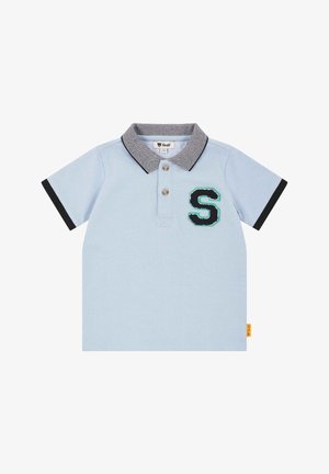Lichtblauwe poloshirt met een grijs gestreepte kraag, zwarte mouwen, drie knopen en een grote zwarte en teal "S" geborduurd op de borst.