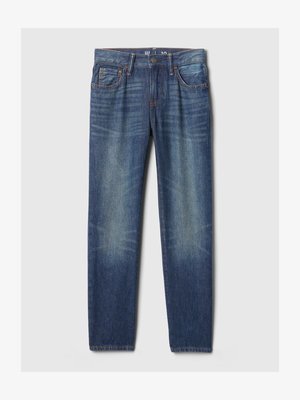 Μπλε τζιν με ίσια γραμμή, ξεθωριασμένες λεπτομέρειες, τσέπες μπροστά και πίσω, κλείσιμο με κουμπί και θηλιές για ζώνη, απλωμένα σε λευκό φόντο.