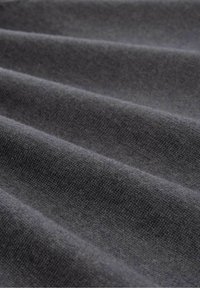 Grauer Stoff mit einer weichen, strukturierten Oberfläche, die subtile Falten zeigt und eine einheitliche Farbe aufweist. Das Material wirkt leicht und glatt.