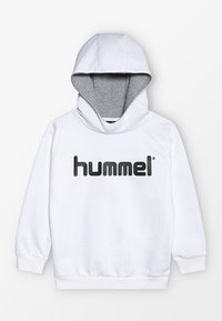 Felpa bianca con cappuccio interno grigio, caratterizzata da un grande logo nero "hummel" sul petto. Realizzata in un tessuto morbido e liscio.