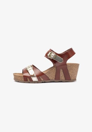 Bruine leren wedge sandalen met een kurken zool, voorzien van metalen accenten, verstelbare gespen en een open teen ontwerp met een gestructureerde afwerking.
