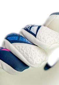 Weiße und marineblaue Sporthandschuhe verfügen über strukturierte Griffbereiche, lebhafte blaue und pinke Akzente sowie ein glattes, flexibles Design.
