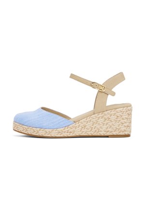 Blå stof øvre kile sandal med beige ankelrem, fletet jute mellemsål, rund tå og guldfarvet spænde detalje.