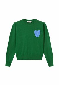 Suéter verde de punto con cuello redondo y mangas largas, que presenta un aplique de corazón azul texturizado en el lado izquierdo del pecho.
