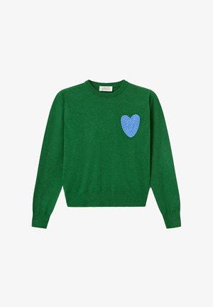 Suéter verde de punto con cuello redondo y mangas largas, que presenta un aplique de corazón azul texturizado en el lado izquierdo del pecho.
