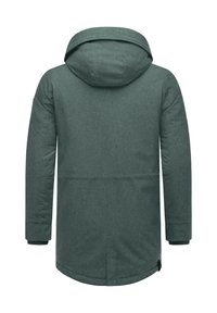 Palton verde, texturat, cu glugă, mâneci lungi și o margine care depășește șoldurile. Prezintă un design simplu și funcțional.