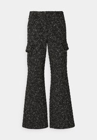 Zwart-witte tweed flared broek met een gestructureerde afwerking, voorzien van twee zijzakken voor functionaliteit en een aansluitend taillebandontwerp.