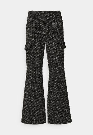 Mustvalge tweedist laienevad püksid tekstureeritud viimistlusega, millel on kaks küljetaskut utiliidi jaoks ja istuv vööosa disain.