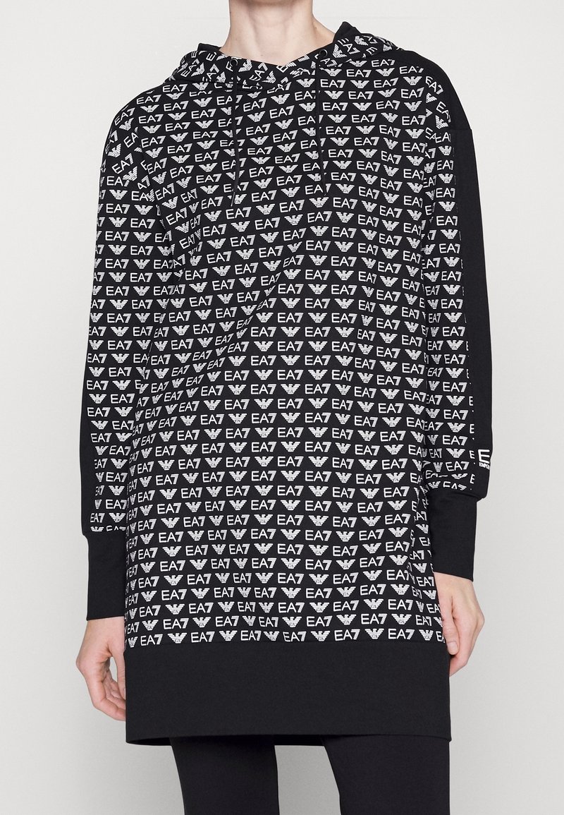 Sudadera con capucha negra que presenta un patrón de logotipo EA7 en blanco en toda la prenda, mangas largas y un corte relajado. Fabricada con un tejido cómodo.