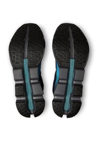 Baskets de course noires dotées d'une semelle CloudTec, d'une semelle extérieure en caoutchouc texturé et d'un accent bleu clair au niveau de la semelle intermédiaire. Conception légère et flexible.