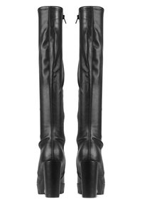 Botas de cuero negro hasta la rodilla con un acabado suave, cremalleras en la parte trasera y tacones gruesos. Presenta detalles cosidos a lo largo de las costuras.