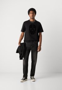 Antony Morato RELAXED FIT WITH SKULL SPONGE PRINT - Print T-shirt - black
