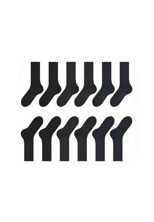 Zwarte sokken in verschillende tinten, waaronder diep zwart en antracietgrijs, met een gladde textuur. Elk paar heeft minimale afwerking en een logo.
