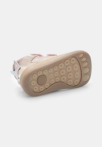 Scarpa leggera rosa per bambini con design di faccia di unicorno, due fasce in velcro e suola texturizzata etichettata "OCTO-GRIP" per una maggiore aderenza.