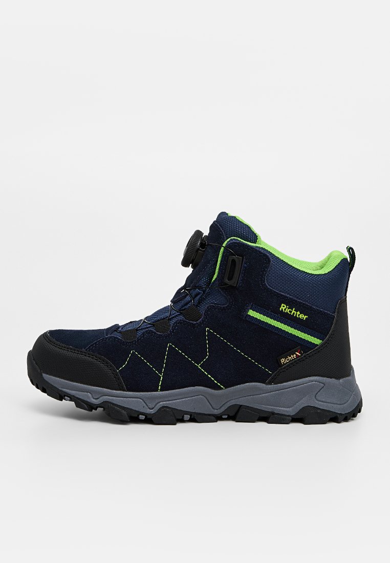 Marineblaue Wanderschuhe mit schwarzem Gummi-Außensohle, grünen Akzenten und einer strukturierten Oberseite verfügen über ein Schnellverschnürsystem und verstärkten Knöchelstütze.