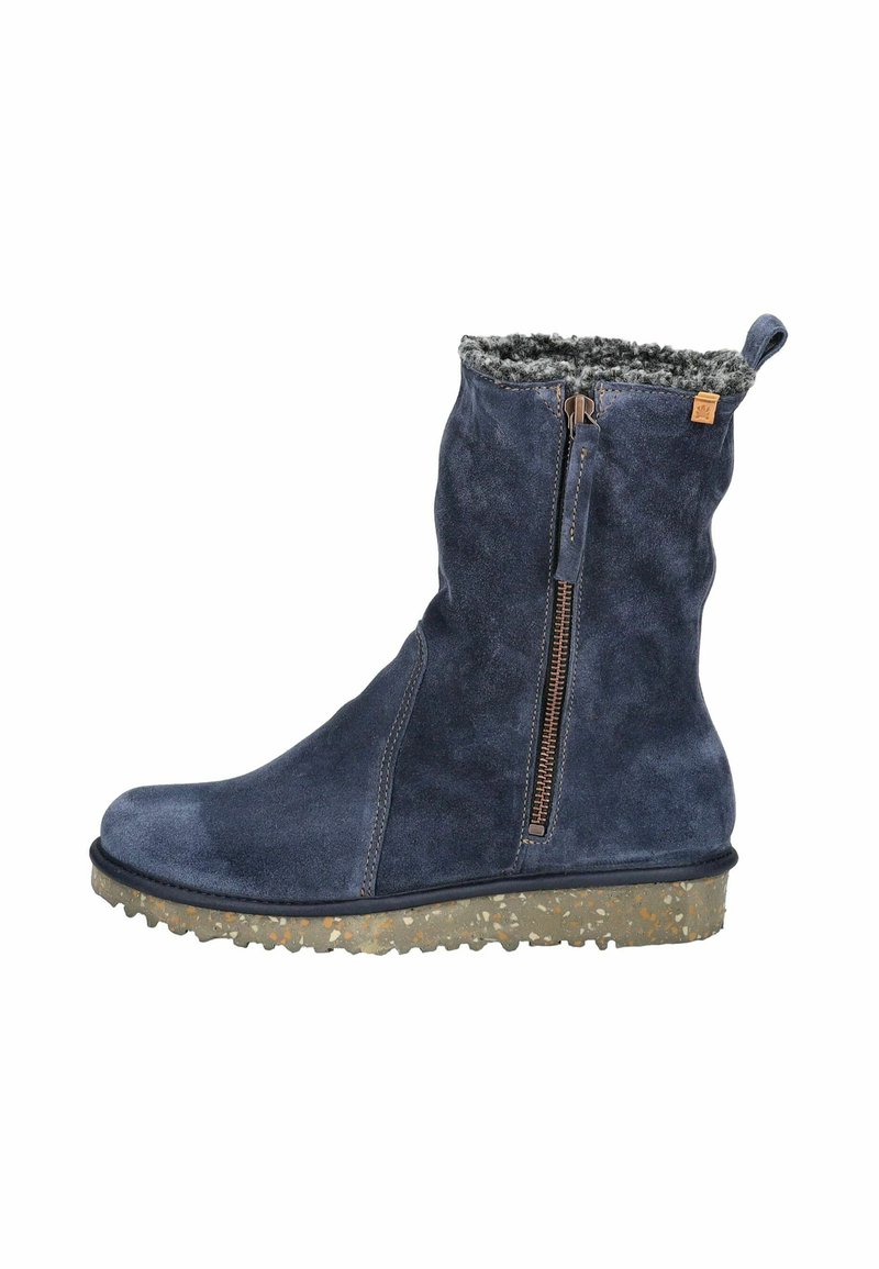 Botas de tobillo de ante en azul marino con un puño de pelo gris texturizado. Cierre de cremallera lateral y suela de goma con patrón para una mejor tracción.