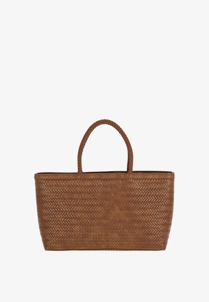 Geantă de mână maro, țesută, cu formă plată dreptunghiulară, mânere împletite și model în os de pește pe suprafața texturată.