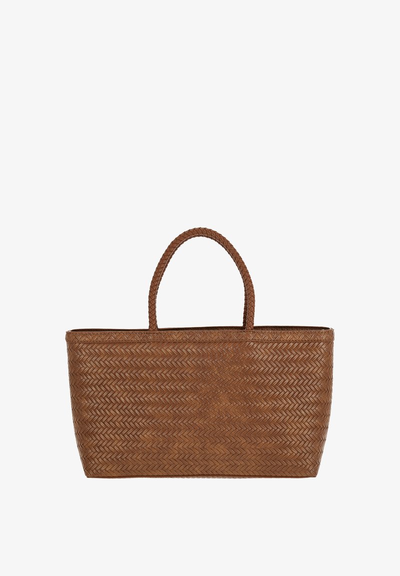 Bruine geweven draagtas met een plat rechthoekig ontwerp, gevlochten handvatten en een visgraatpatroon op het gestructureerde oppervlak.