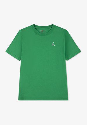 Zielona koszulka z krótkim rękawem i okrągłym dekoltem, z małym białym logo Jumpman na lewej piersi, na białym tle.