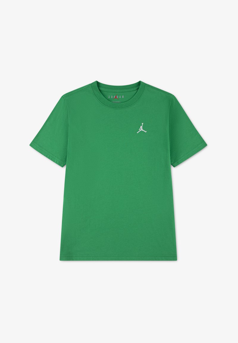 Зелена тениска с къс ръкав и кръгло деколте, с малко бяло лого Jumpman отляво на гърдите, на бял фон.