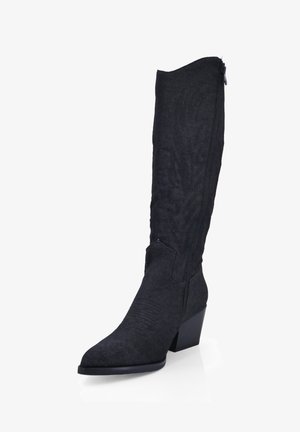 Botas negras hasta la rodilla con un acabado texturizado, punta afilada, tacón bajo y detalle de cremallera lateral. Elementos de diseño inspirados en el estilo clásico del oeste.