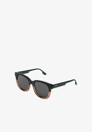 Lunettes de soleil avec une monture noire, des détails en dégradé rose et des verres foncés. Branches plates avec un design subtil. Matériau plastique durable.