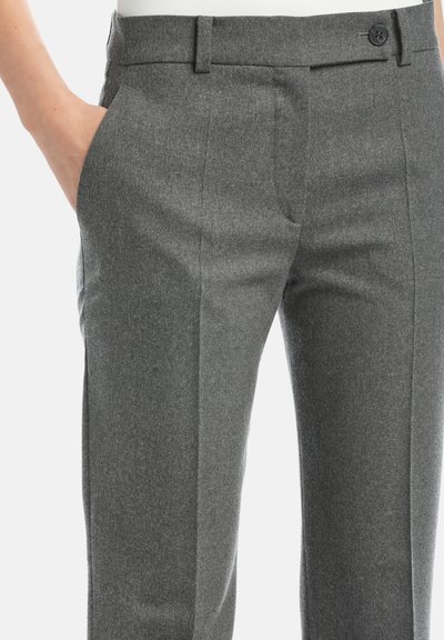 Sive krojene hlače iz teksturirane tkanine, z gumbom za zapiranje, sprednjimi žepi in slim fit krojem.