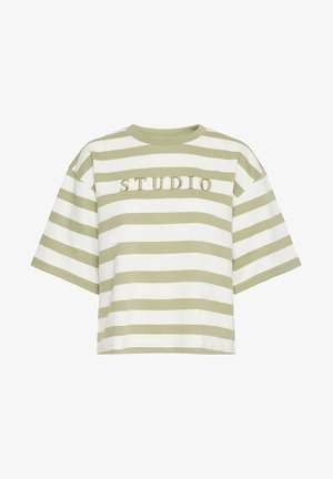 Stribet kortærmet t-shirt i lysegrøn og hvid, med broderet "STUDIO" tekst på forsiden. Løs pasform, blødt stof.