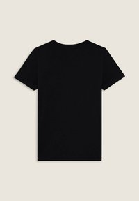 Camiseta negra de manga corta con cuello redondo. Fabricada en una tela suave, presenta un diseño simple sin patrones ni gráficos.