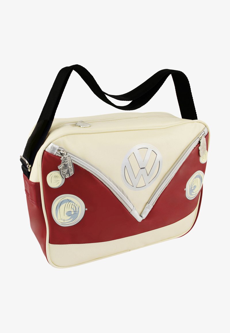 Rote und cremefarbene Volkswagen-Umhängetasche mit glänzender Oberfläche, silbernem Zubehör und logobezogenen Akzenten. Verfügt über ein Reißverschlussfach und einen verstellbaren Tragegurt.