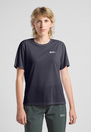 T-shirt court gris foncé à manches courtes en tissu léger et lisse. Présente un petit logo blanc sur la poitrine et une coupe décontractée.