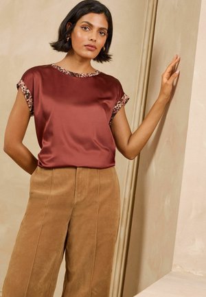 Love & Roses, TIPPED SATIN FRONT JERSEY BACK CREW NECK T-SHIRT - Blouse - x black and rust brown