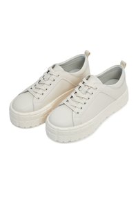 Witte leren sneakers met een getextureerde rubberen zool, ronde neus en ton-sur-ton veters. Voorzien van een hieltab en een slank ontwerp met minimale accenten.